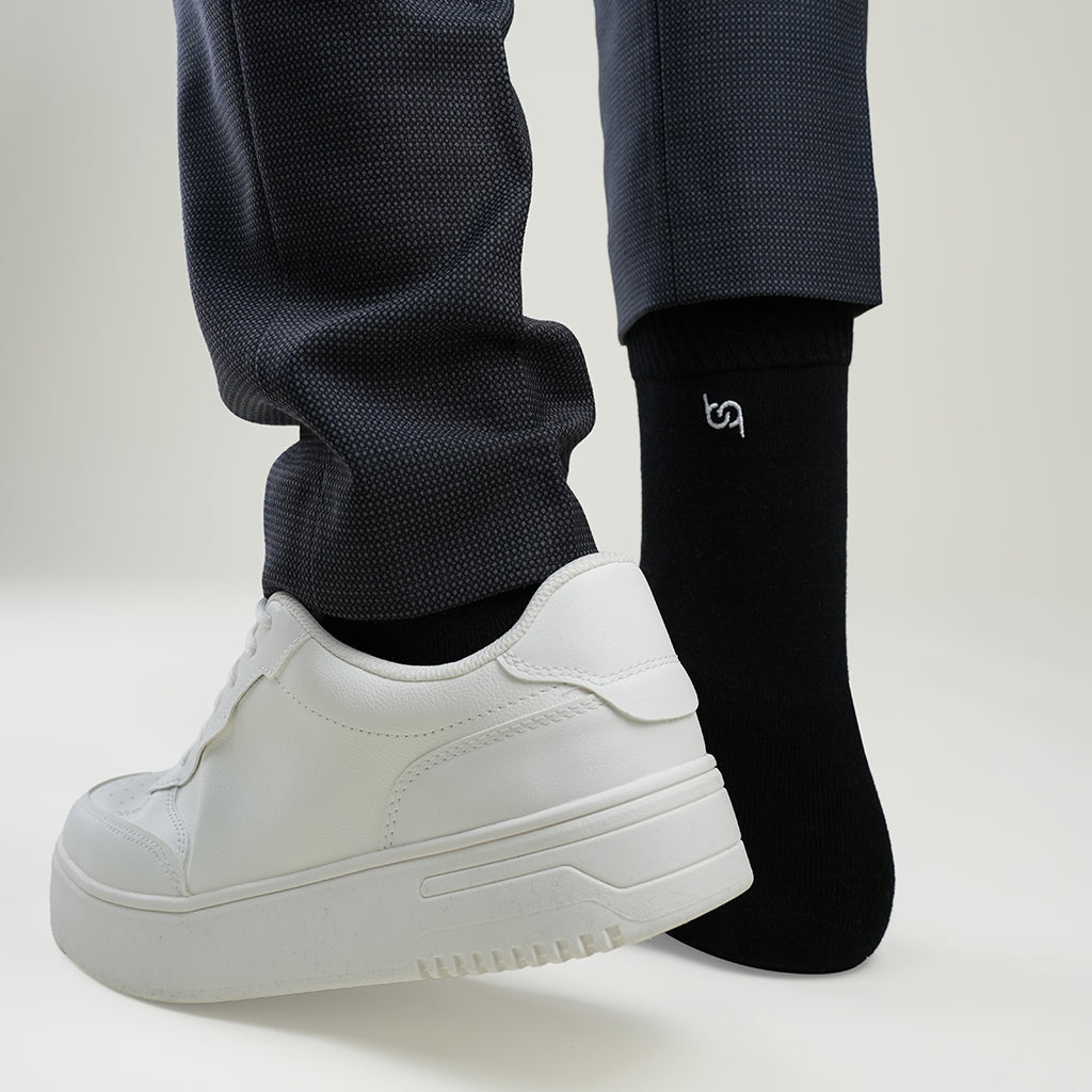 Beqem schwarze Crew-Socken aus ägyptischer Giza-Baumwolle – weich, atmungsaktiv & langlebig. Perfekte Premium-Socken für Business & Alltag.